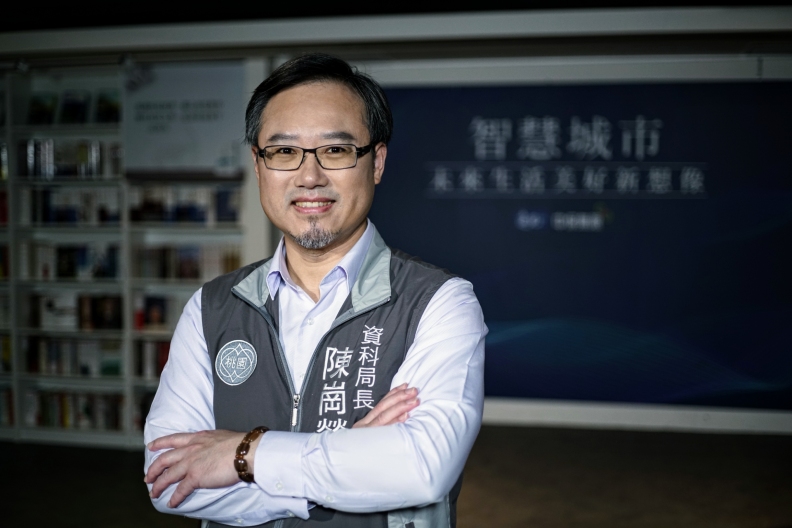 桃園市政府資訊科技局局長陳崗熒認為,打造智慧城市需要產官合作,由公部門提供場域,讓業者驗證。