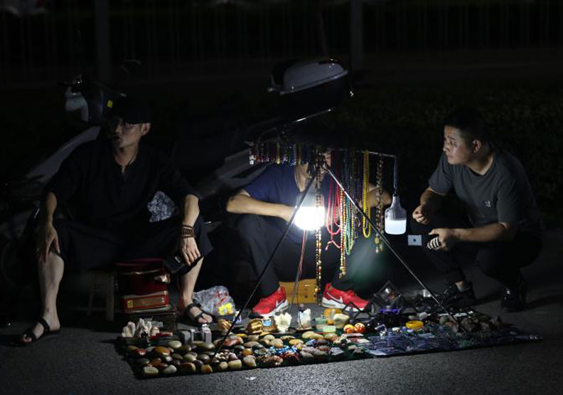 「地攤經濟」源自於改革開方時期，產業轉型導致大量失業，於是在馬路邊賣貨維生。余徐剛提供