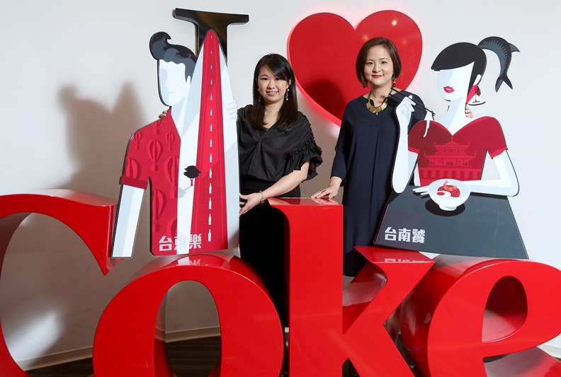 可口可樂台灣分公司行銷總監蕭育芬(左)及太古可口可樂公司業務暨行銷總監胡玲瑄。