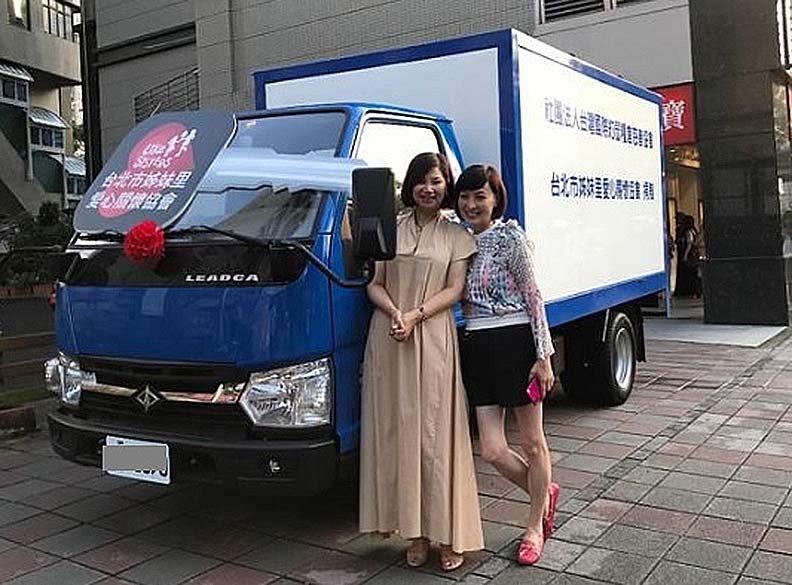 除了經常在醫院和病友分享自身經驗，寶媽也和姊妹淘們組成「姊妹里」，投身公益行動。