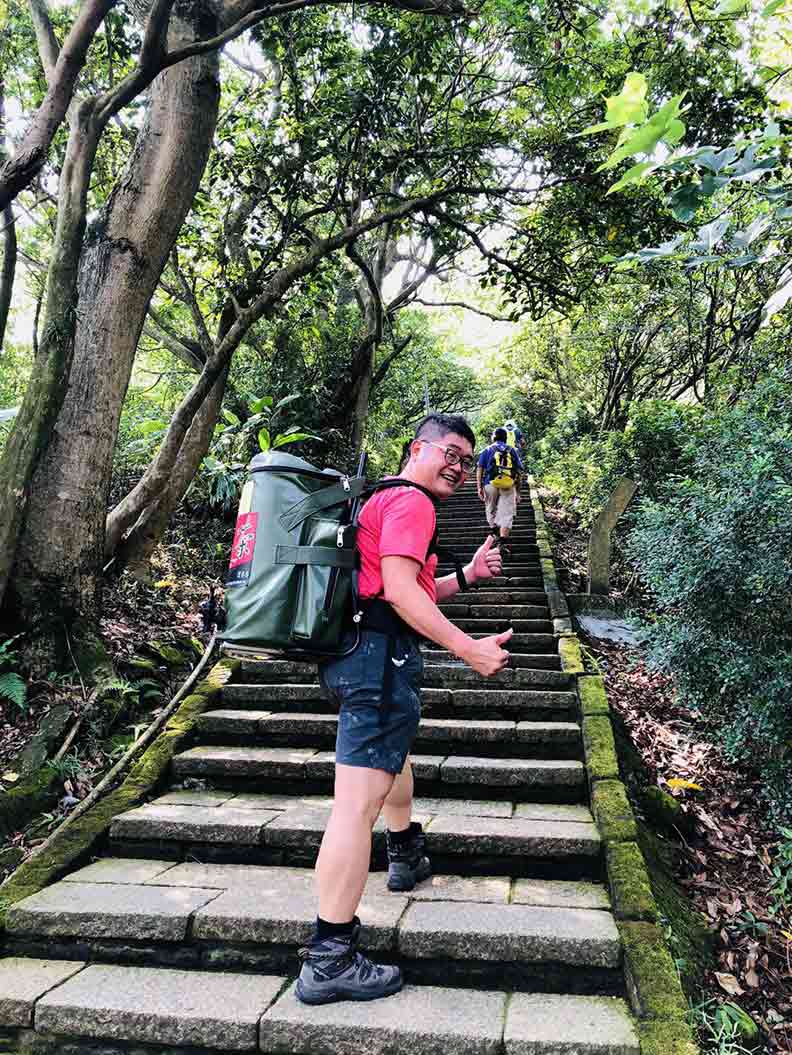 奉茶文化,背30公斤的熱茶登山,除了訓練肌耐力,還能分享給山友解渴;林青穀提供。