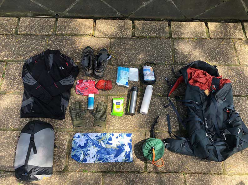 林青穀醫師的登山裝備,需準備睡袋、保暖衣物和便當用具等;元氣網提供。