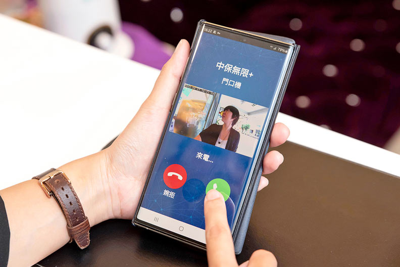 夜間雲端櫃檯值班人員透過手機APP確認房客身分,即可遠端開門。