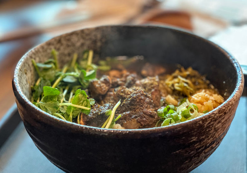 麻辣骰子牛肉麵,這不是清真認證的。