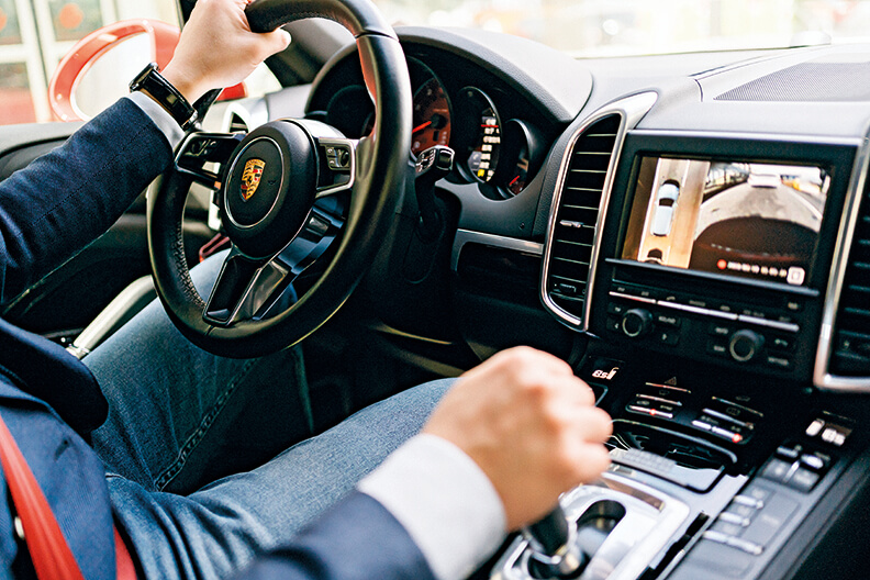 每天接送兒子上下學的黎奕彬，特別珍惜父子在車上共度的時光。