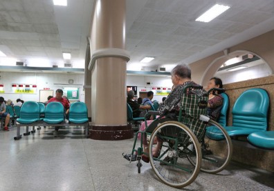 醫生看診只能當積功德？前中央健保局總經理：2030年健保必將大幅調漲