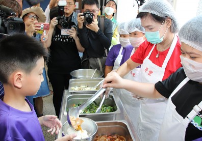 「多1元不只多１件」 宜蘭營養午餐2.0有機又有料
