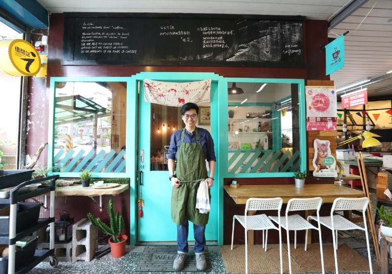 基隆市源遠市場將傳統小麵店改造成文青咖啡館,翻轉傳統市場印象。經濟部提供