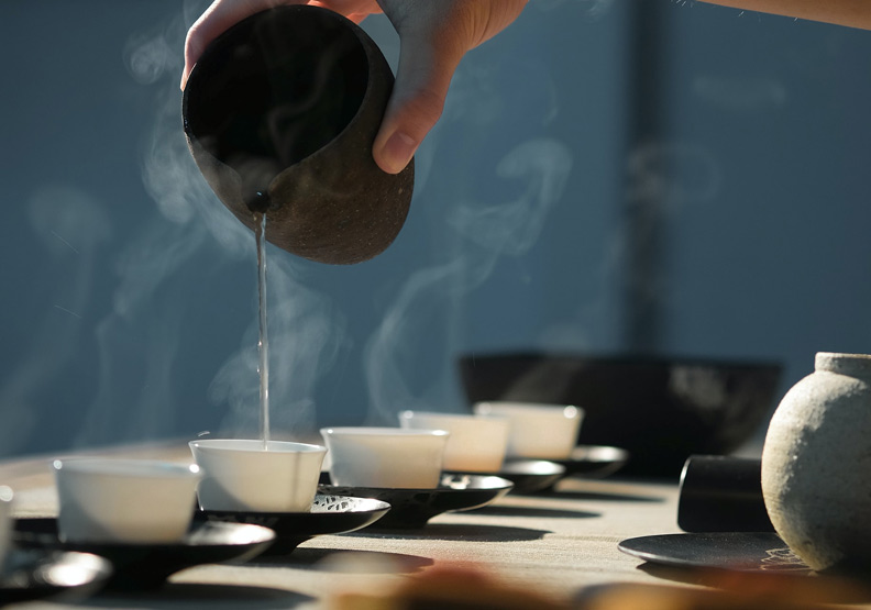 午後養生超簡單！中醫3大護「腸」法：摸肚子、吞口水、喝杯茶
