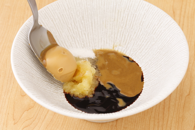 蒜泥、醬油膏、白細砂糖及白醋。