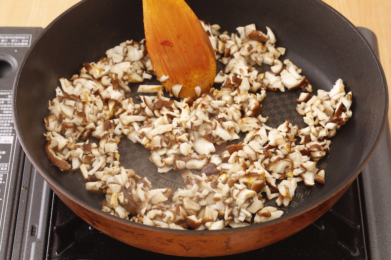 將香菇丁炒香後,倒出備用。