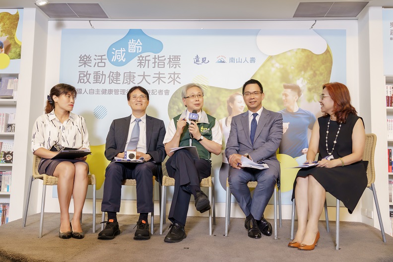 健康減齡交流論壇中,來賓彼此交流,討論日常生活中還可做哪些事來促進健康認知。