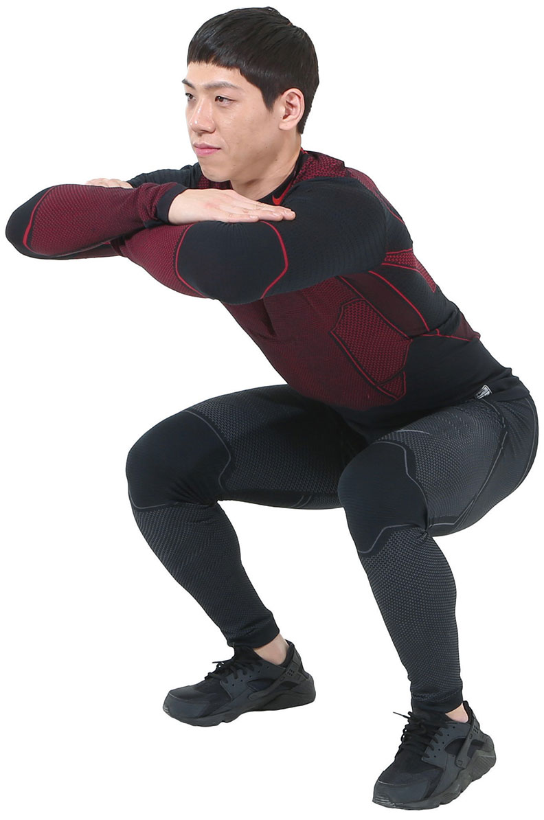 保持挺胸、重心在後腳跟,並再次坐下。