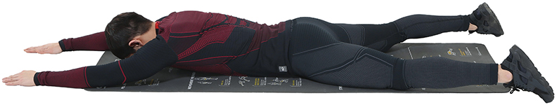 手臂伸直朝上、腳往下延展。