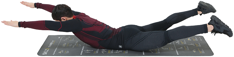 手臂和腳盡可能抬起來,且不能彎曲。