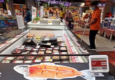 中國接連在進口鮭魚、白蝦驗出新冠病毒，吃生鮮還安全嗎？