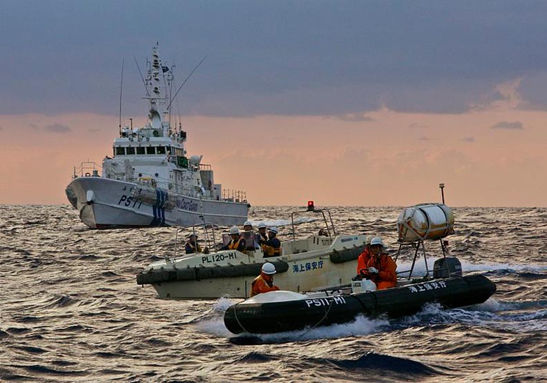 在釣魚臺附近海域巡航的日本海上保安廳巡邏艇。取自維基百科