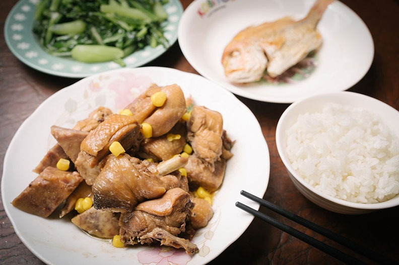 「灶神在家」的菜單,強調使用真食物、不用人工調味劑。菜色家常,每位媽媽、爸爸都做得出來。