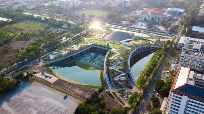 綠色屋頂的整體設計採用H形,並以區塊堆砌成梯狀。圖片來源:LANDPROCESS粉絲專頁