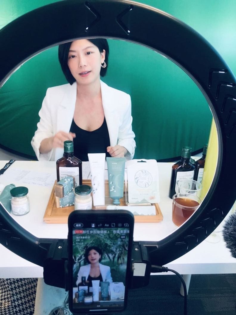 koo.shopping酷樂購」推出為員工內部創業,並邀請直播主Kiki親自開班授課。KooData提供