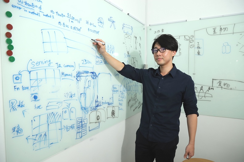 鄭龍磻進一步解構說明,不管是視覺、聽覺、嗅覺、味覺及觸覺,人類最後獲得的其實是「資訊」。