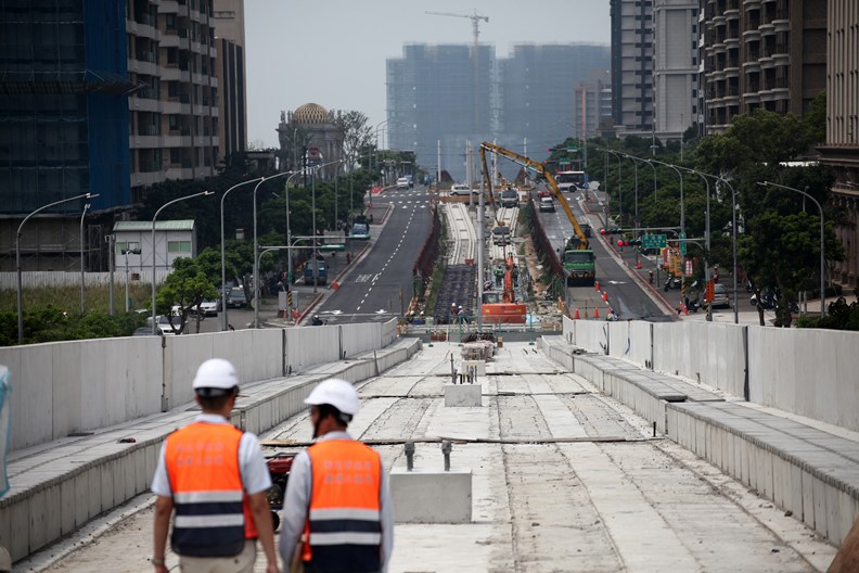 道路面積有限,車輛卻愈來愈多,是許多都市共同面臨的交通治理難題。