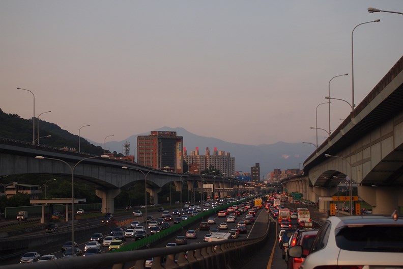 每逢佳節必塞車,是許多用路人的惡夢。(圖片提供:鄭羽哲)