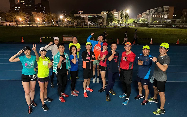 和EMBA的同學校友們組成跑團，讓郭瑞祥也因此結識了一群共同揮灑汗水的練跑夥伴。