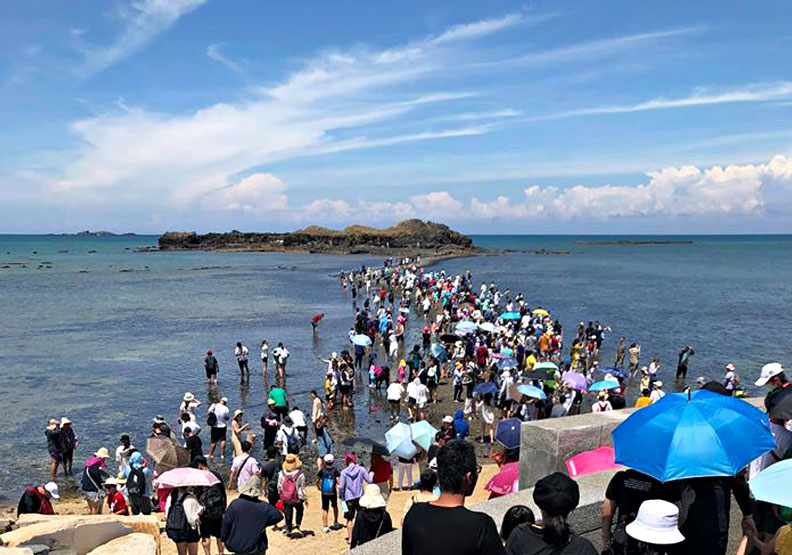 圖／澎湖奎壁山摩西分海。取自沿著菊島旅行-澎湖資訊網臉書社團