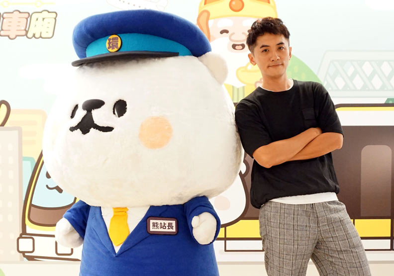 繪師熊秋葵與躍上環狀線車廂的熊站長。
