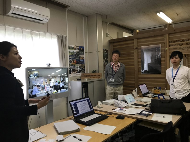 透過視訊連線,遠在深山的神山町,也可以和德島縣政府進行會議。