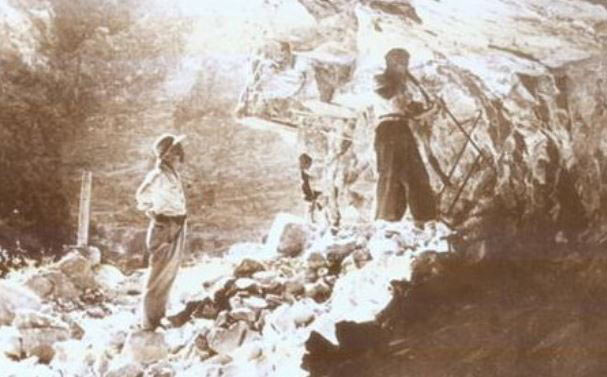 中橫公路的建造過程,是築路工人一手一鑿出來的。圖片來源:公路總局