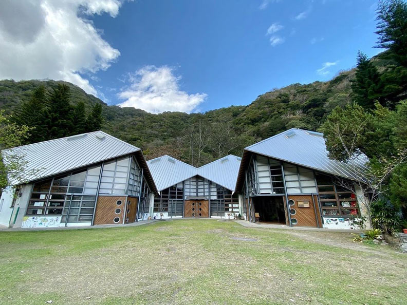 西寶小學的綠建築教室,在群山之下特別美。圖片來源:IG_ky_3is_200t
