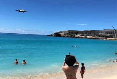 一邊玩水一邊看飛機！加勒比海的聖馬丁 Maho 海灘