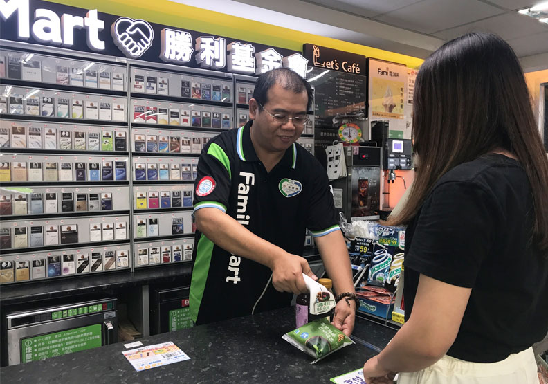 藉由勝利進入「全家」任職的身障夥伴平均在職超過四年，顯見長期、穩定的職涯規劃，搭配障別混合互助的工作模式，確實有助身障夥伴創造工作產能。全家提供