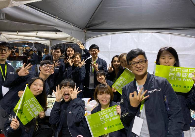 文宣製作中心由一群年輕人組成,負責製造選戰各式「武器」。