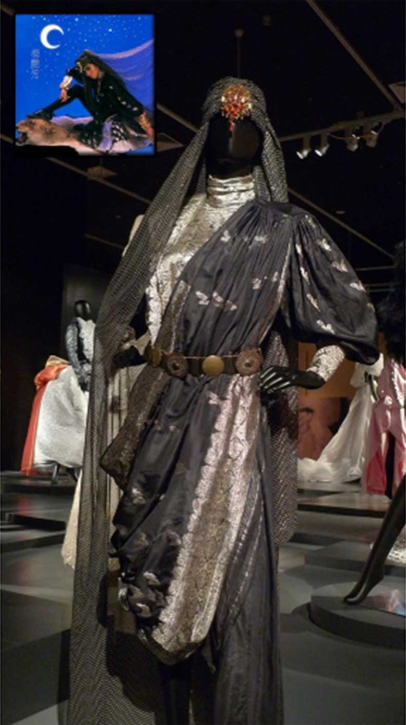 展出於2013年《他 Fashion 傳奇 Eddie Lau 她 Image 百變 劉培基》回顧展的1986年《梅艷芳（妖女）》的專輯封面造型，劉培基以印度紗麗為藍本，為梅艷芳設計了阿拉伯女神造型。（圖／BeautiMode）