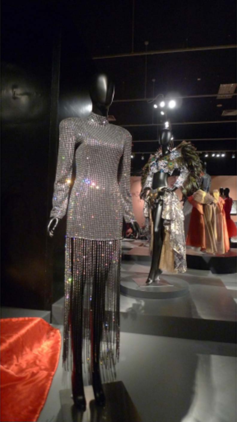 劉培基為梅艷芳1990年「百變梅艷芳夏日耀光華演唱會」所設計的開場服裝，上半身鑲滿寶石，輕盈的流蘇裙隨著節奏舞動，具有立體的效果。（圖／BeautiMode）