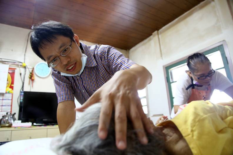 從安寧病房走入社區的熱血醫師余尚儒。