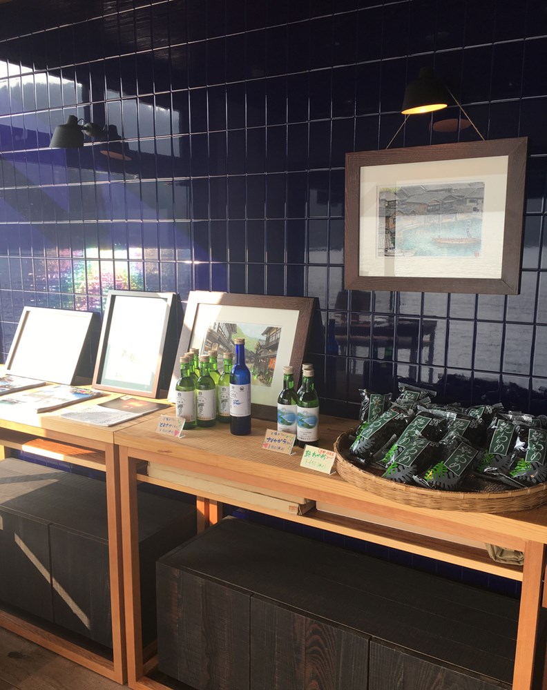 一有販售當地農產與雜貨的快閃店使用空間。