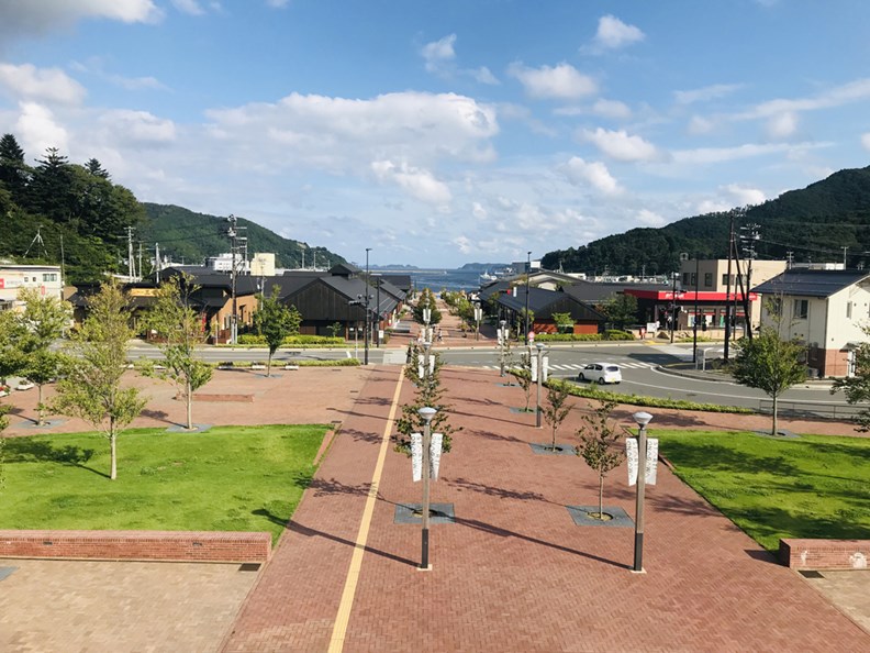 車站前方是新建的商店街「Seapalpia女川」。
