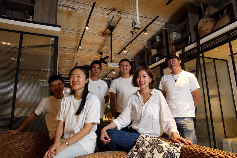半伴經營團隊及創辦人陳建福(右後)。