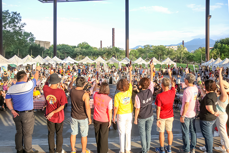 民眾舉杯同慶,宣布啤酒派對正式開始。