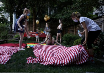 不是親人更麻吉 美國大家庭正流行