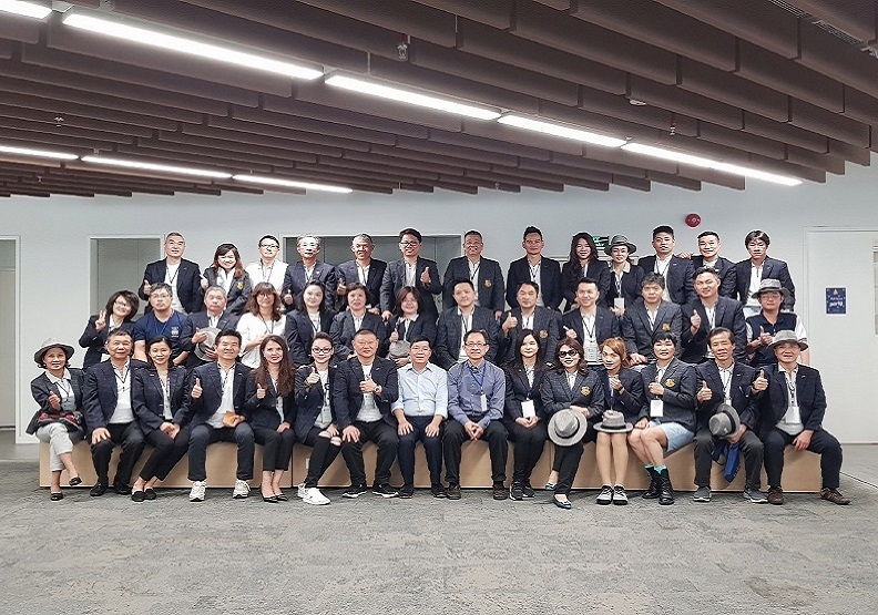 圖 / 於越南 Fulbright University 由 Vu Thanh Tu Anh 院長為 EMBA 兩岸高階主管班學員上課合影。