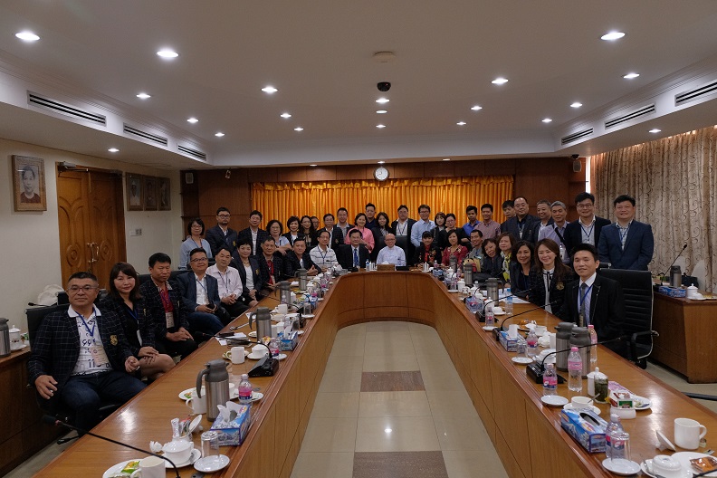 暨大 EMBA 境外班由蘇玉龍校長及陳建良院長共同率團,赴緬甸移地教學,與緬甸臺北經濟文化辦事處張俊福代表、緬甸聯邦共和國臺北貿易辦事處妙鄧大使,及仰光經濟大學副校長 Dr. Nilar Myint Htoo,於緬甸百年歷史的工商總會(UMFCCI)舉辦臺緬經貿交流會議。