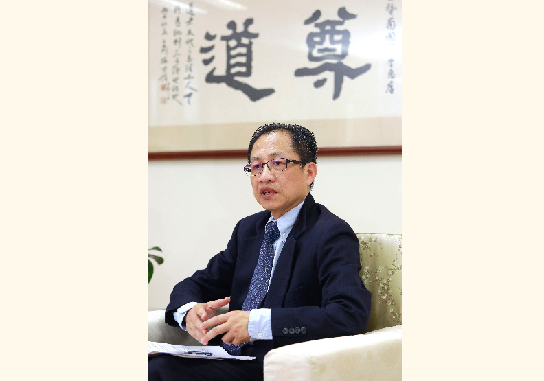 暨大管理學院院長陳建良強調,EMBA 師生透過教學相長、學用合一的教學策略,強化學習效益,在後疫情時代,更發揮產業情報交流、資源互通的可貴共學。