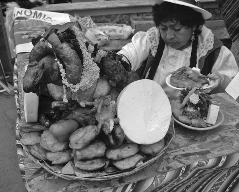 Mistura 美食嘉年華現場的傳統美食。取自www.karikuy.org/blog