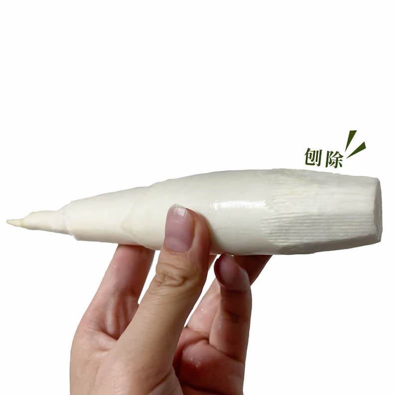 把筍頭那節纖維較粗的外皮刨除。