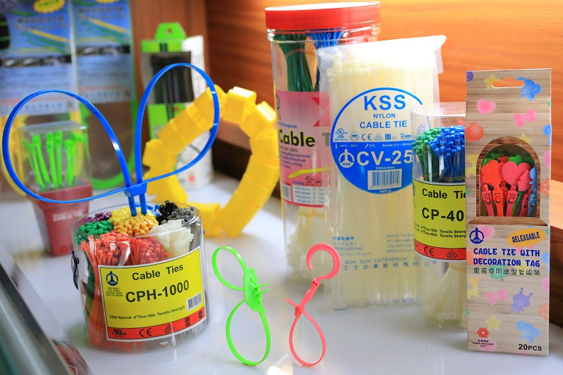 凱士士以創新功能結構、鮮豔色彩造型的輪胎脫困得力帶、行李好攜帶、重複使用造型紮線帶、掛勾造型活用帶、模組化整線夾等，成功將工業必需品，轉變成便利生活的優質商品。